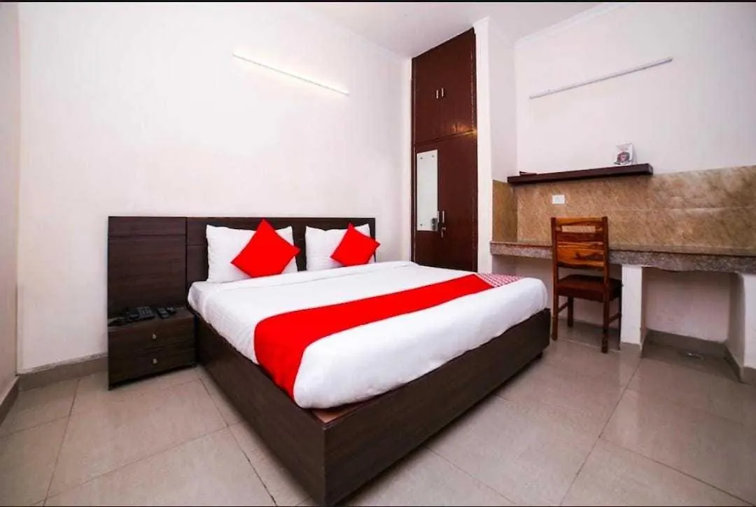 Oyo Hotel Small Town Near Botanic Garden Of Indian Republic Delhi  3*, Delhi (National Capital Territory of India)